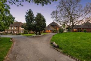 a driveway in front of a house at 9 Bed in Alkham oc-m34784 in Swingfield