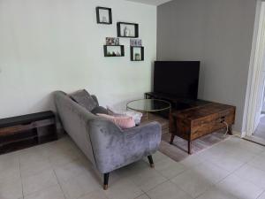 a living room with a couch and a coffee table at Appartement à Nailloux in Nailloux
