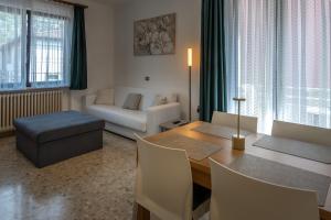 a living room with a dining table and a couch at La Madrugada in Malcesine