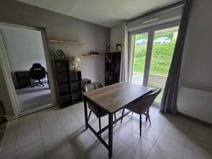 a dining room with a table and chairs and a mirror at Appartement à Nailloux in Nailloux