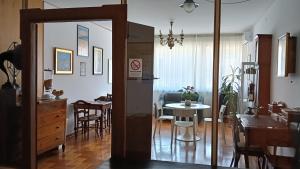 a kitchen and dining room with a table and chairs at B&B Velocipede in Cervignano del Friuli