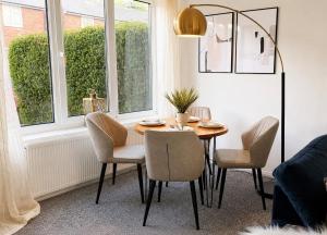 a dining room with a table and chairs and a window at Modern 3BR Close to Durham Centre in Gilesgate