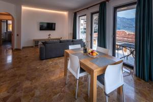 a living room with a table and chairs and a couch at La Madrugada in Malcesine