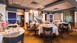 a dining room with white tables and chairs at Best Western Premier Hotel Aristocrate in Quebec City