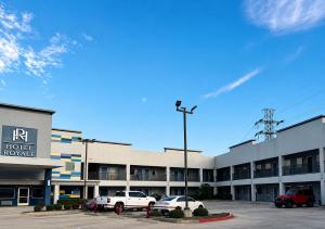 un hotel con auto parcheggiate nel parcheggio di Hotel Royale IAH Airport North Houston I-45 a Houston