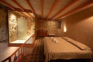 ein Schlafzimmer mit einem Bett in einem Zimmer in der Unterkunft Mileca Sciù Sciù - Camere, Suite Zona Benessere in Sciacca + 42 Fotos