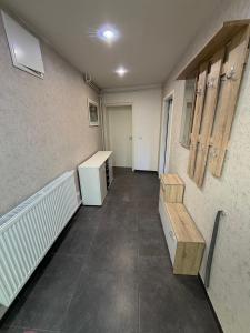 an empty room with a hallway with a bench at Monteurzimmer Ferienwohnung in Bad Gandersheim
