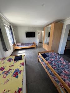 a room with two beds and a flat screen tv at Monteurzimmer Ferienwohnung in Bad Gandersheim