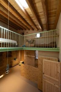 ein Zimmer mit Etagenbett und Holzdecken in der Unterkunft Mileca Sciù Sciù - Camere, Suite Zona Benessere in Sciacca
