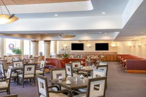 a restaurant with tables and chairs and televisions at Indian Wells Resort Hotel in Indian Wells