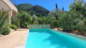 a swimming pool in the middle of a yard at La benvingude CH d'hôte in Nyons