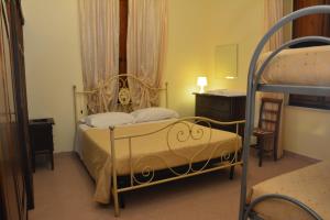 Schlafzimmer mit einem Bett, einem Schreibtisch und einem Etagenbett in der Unterkunft Villa Regina in Amelia
