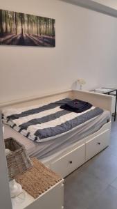 a bed in a room with amitted at Zimmer auf Bauernhof in Kürten