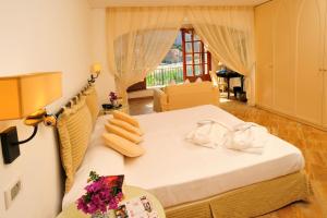 a bedroom with a bed with flowers on it at Le Calette Bay in Cefalù