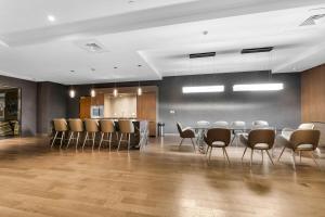 a dining room with a table and chairs at Executive Condo with Parking DT Ottawa in Ottawa