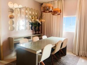 a dining room with a table and chairs at Refúgio Urbano Amplo e Luxuoso in Imperatriz