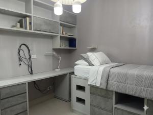 a bedroom with a bed and a desk with a bed gmaxwell gmaxwell gmaxwell at Refúgio Urbano Amplo e Luxuoso in Imperatriz