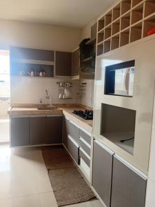 a kitchen with gray cabinets and a counter top at Refúgio Urbano Amplo e Luxuoso in Imperatriz +3 photos