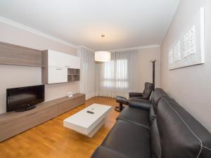 Televízia a/alebo spoločenská miestnosť v ubytovaní Gestión de Alojamientos Apartments