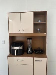 a cupboard with a blender on top of it at Apartamento aconchegante em Irecê in Irecê