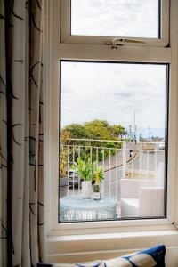 The New England tesisinde bir balkon veya teras