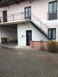 a staircase on the side of a white building at G&G Giusy e Gabry in Viverone