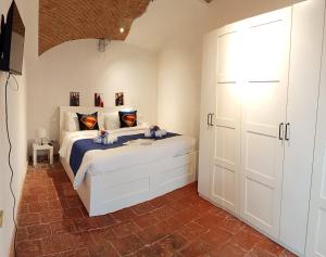a bedroom with a white bed and a closet at G&G Giusy e Gabry in Viverone