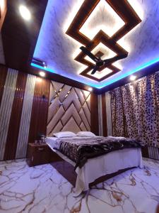 a room with a bed and a ceiling with a light at HOTEL FABULOUS KASHMIR, Dal lake in Srinagar