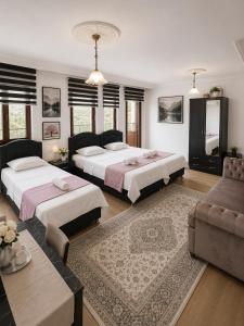 ein großes Schlafzimmer mit zwei Betten und einer Couch in der Unterkunft Luxury Monastery Apart & Hotel in Trabzon