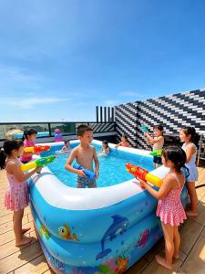 a group of children playing in a pool at a water park at 大溪漁港蜜月灣Luna民宿 in Fan-shu-liao