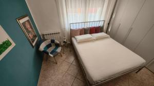 a small bedroom with a bed and a window at SISTERS GUEST HOUSE 2 in Somma Lombardo