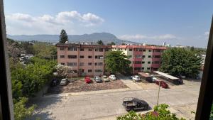 a view of a parking lot with cars and buildings at Departamento scorpio in Tuxtla Gutiérrez