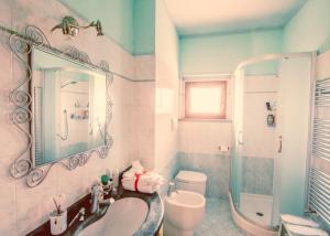 a bathroom with a sink and a toilet at Via della Musica in Vicchio