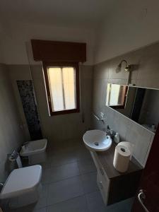 a bathroom with a toilet and a sink and a toilet istg at Home Marí in Sessa Aurunca +3 photos