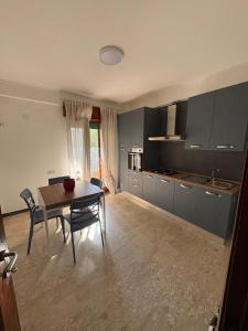 a kitchen with a table and a dining room at Home Marí in Sessa Aurunca