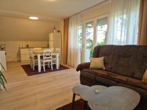 a living room with a couch and a table at Stan na dan Banovci in Stari Banovci