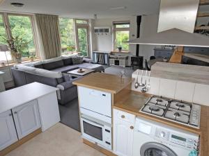 a kitchen and living room with a stove top oven at VolopVeluwe in Ermelo