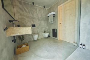 a bathroom with a shower and a toilet and a sink at Riverside Lodges - Serra da Estrela - Chão da Ribeira in Gouveia +7 photos