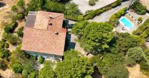an overhead view of a house with a swimming pool at Le Castelas - Suite Calisson in Aurons