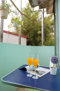 two glasses of orange juice sitting on a table at 跳跳包棟民宿 in Xiaoliuqiu