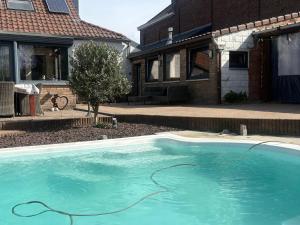 ein Swimmingpool vor einem Haus in der Unterkunft Ostivigne in Ath