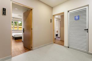 a hallway with a door leading to a bedroom at Madero By Homirent in Querétaro +7 photos