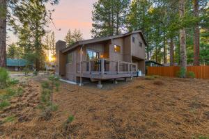 a small house in the middle of a yard at Chalet Near The Tahoe Keys in South Lake Tahoe