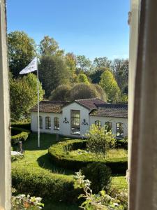 a house with a flag in a garden at Orangeriet Björkelund in Skövde +7 photos
