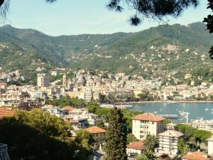 - une vue sur la ville et une étendue d'eau dans l'établissement LHP Suite Rapallo, à Rapallo