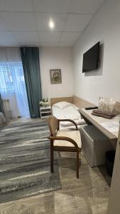 a room with a bed and a desk with a television at Vila Ispirescu INN in Cluj-Napoca