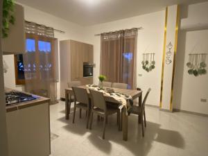 a kitchen and dining room with a table and chairs at HolidayHomePalma in Santa Maria