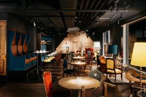 Svetainės erdvė apgyvendinimo įstaigoje Ruby Rosi Hotel Munich by IHG