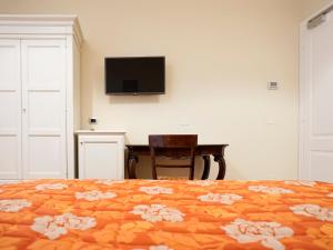 A television and/or entertainment centre at Casa Isolani Luxury Rooms Piazza Maggiore 1