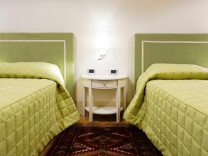 A bed or beds in a room at Casa Isolani Luxury Rooms Piazza Maggiore 1